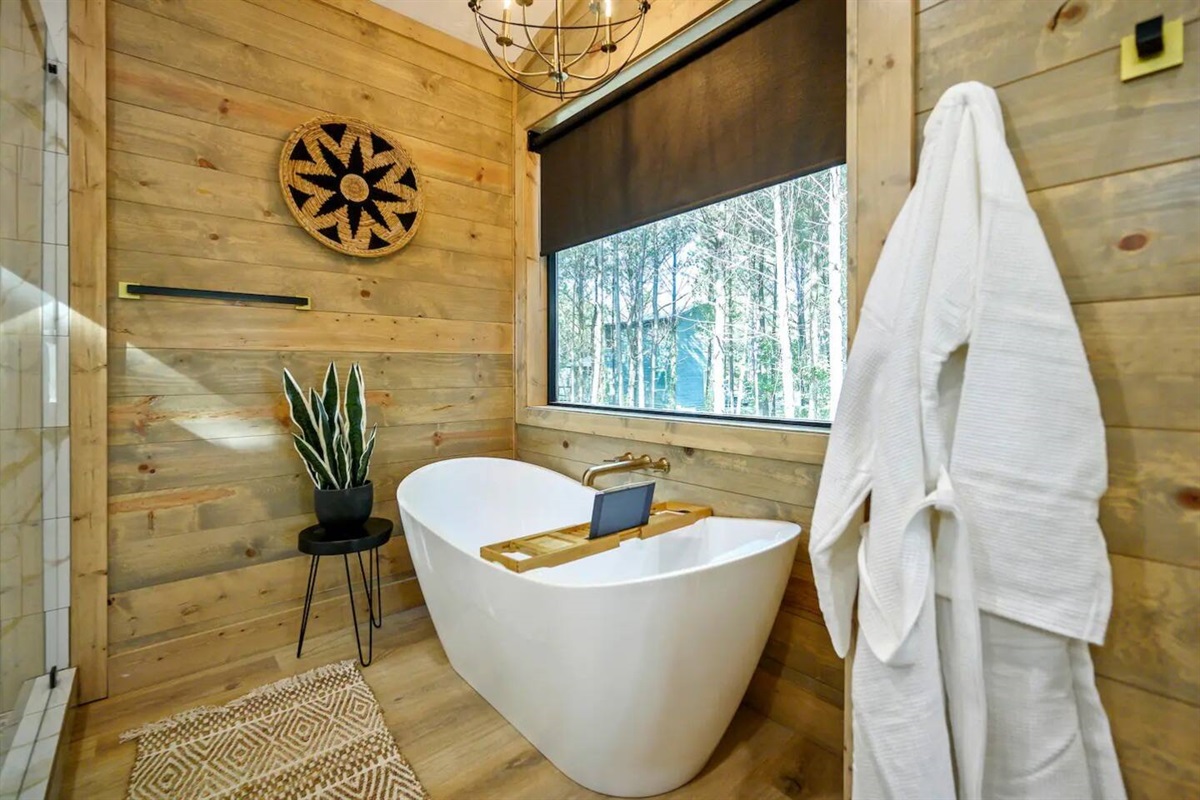 The cabin was incredible. The amenities that the cabin offers make staying there feel just like home! It was stocked with everything we needed. It was super clean and well maintained. 282 Timbuktu made for a very relaxing stay with beautiful views and cozy