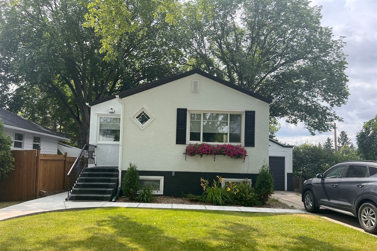 Single Tandem Driveway with Parking for 1 Vehicle