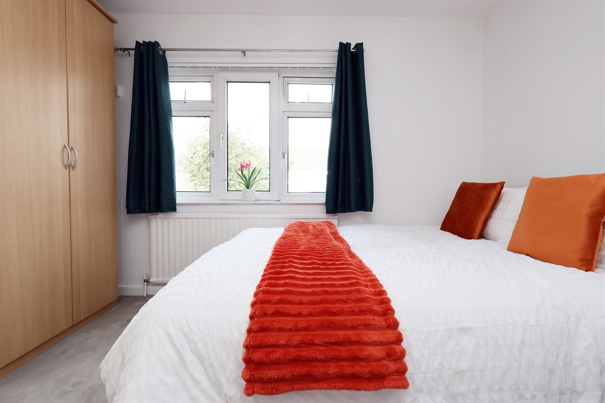 [ Bedroom 1: Flexible sleeping (King or 2 Singles) ]