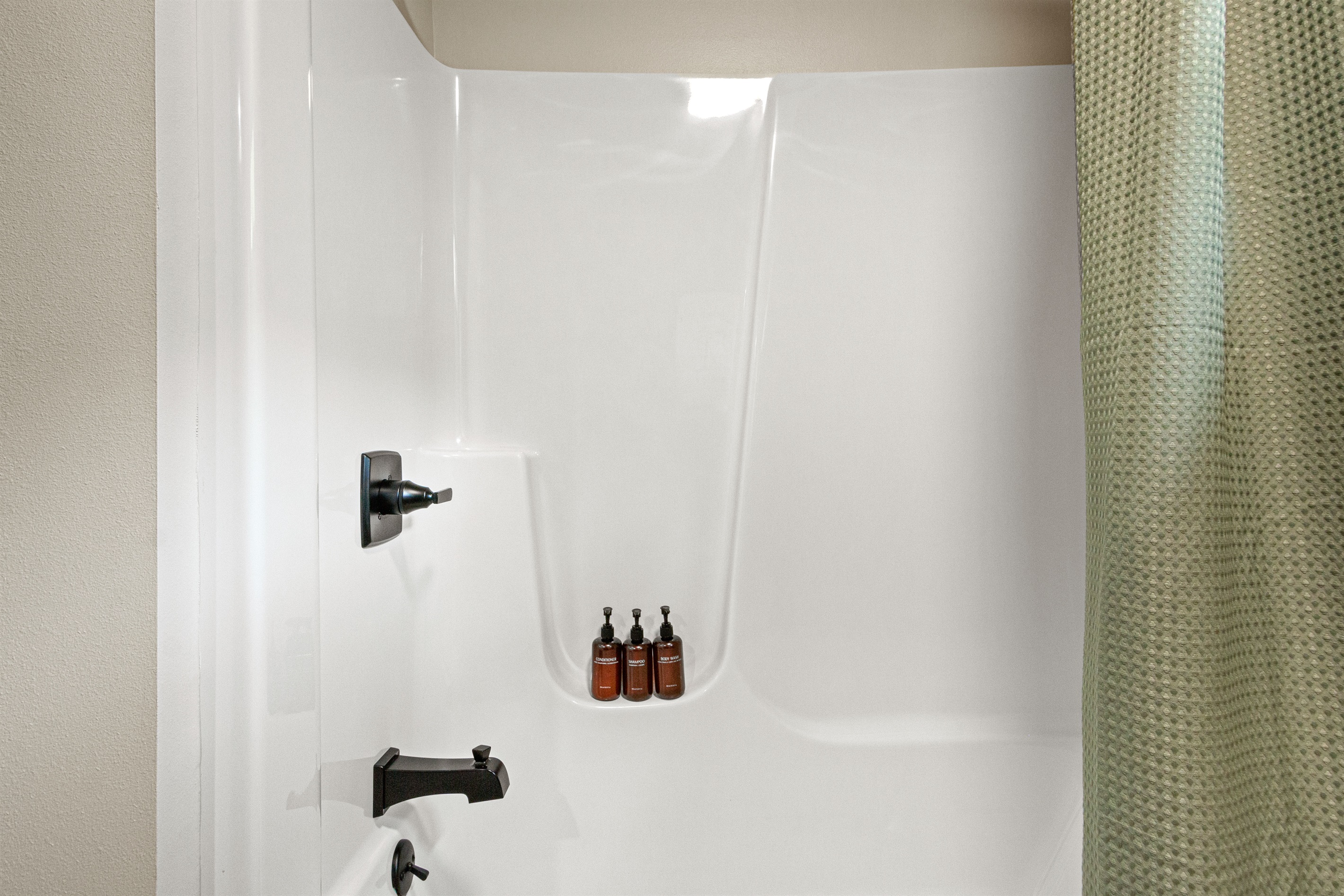 Bath 2 - Shower/tub