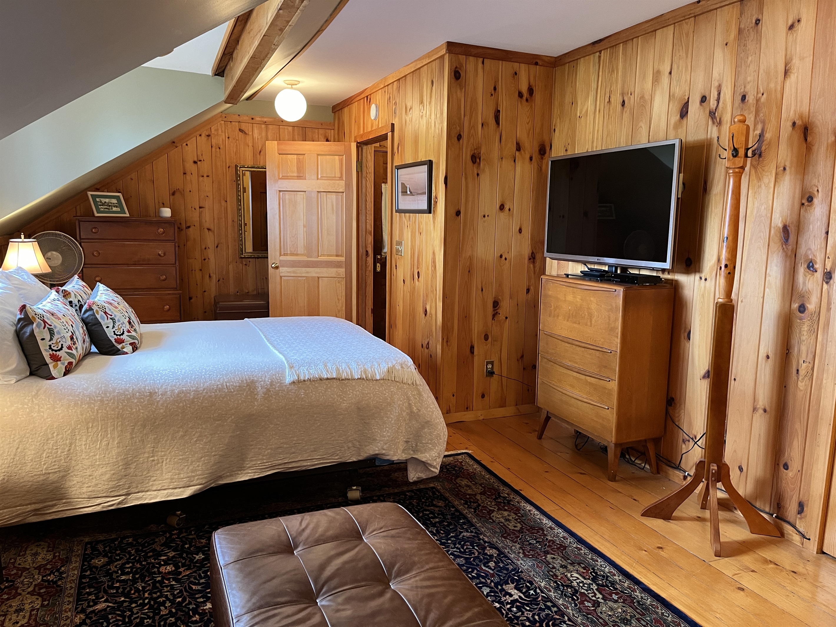 Lille Gossebo  2nd floor primary bedroom with queen bed and smart TV.