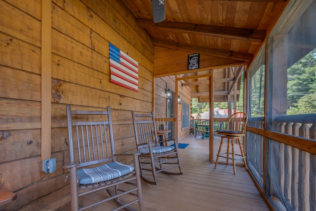 Front porch screened area for relaxing 
