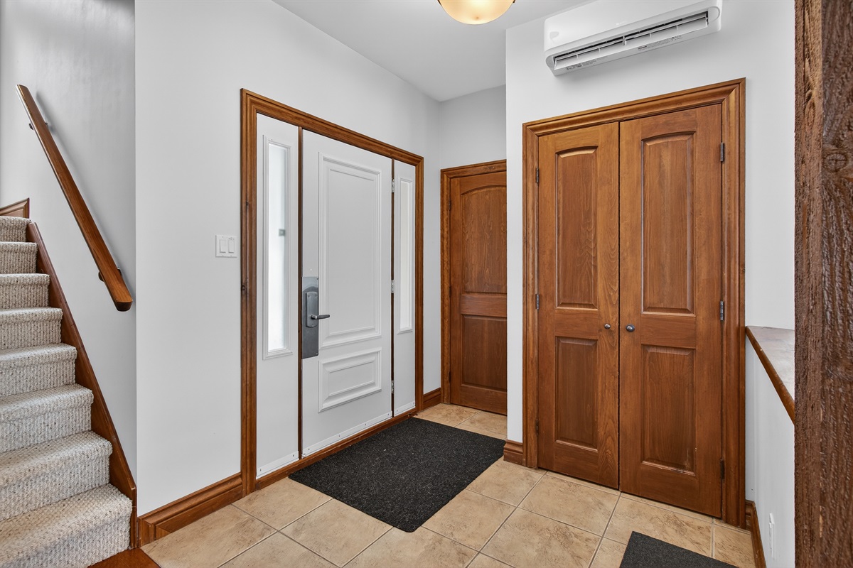 Spacious foyer greets you when you get home from the ski slopes. 