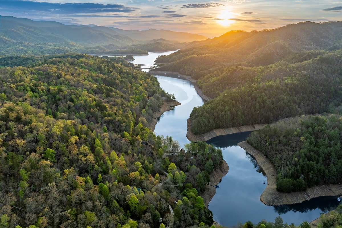 Stunning Views: Bask in breathtaking mountain and lake vistas at sunset! Your nature escape awaits!