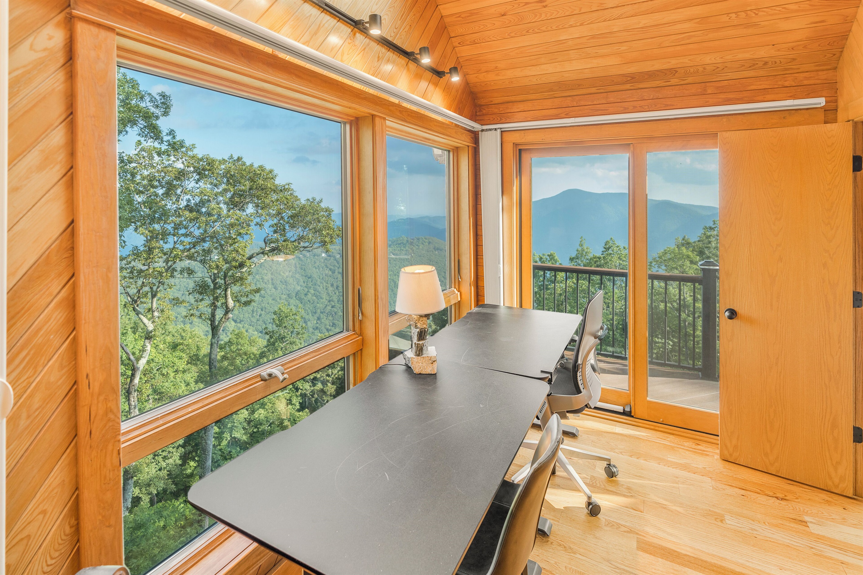 Office adjoining BR1 with great views and it's own half bath
