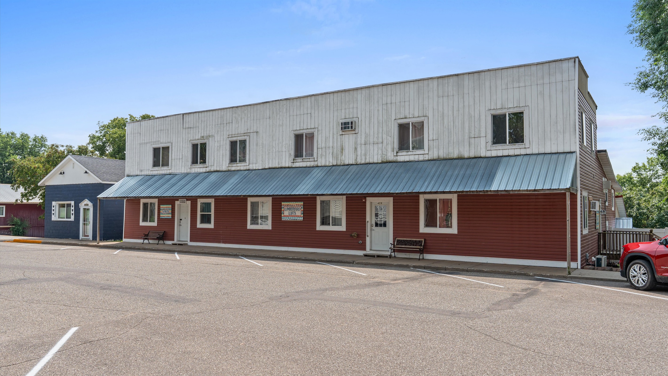 From the mainstream, this is the front of Lumberyard Lofts. Breeze is located down the alleyway to the right.