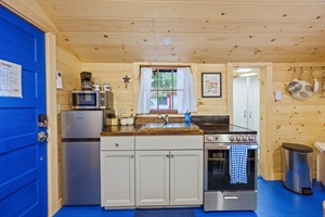 Fully equipped kitchen and kitchen appliances.