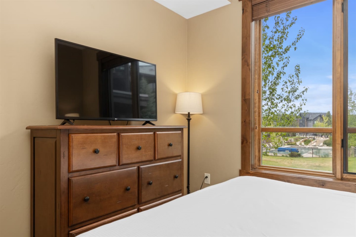 Ensuite Bedroom 2- Queen Bed with Smart Tv