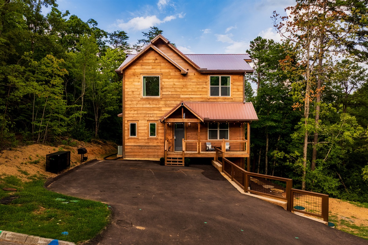 Luxury cabin with private parking and loaded with amenities