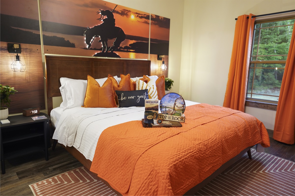 The Sunset over Tablerock Lake Room with luxury king mattress, bedding and attached ensuite bathroom