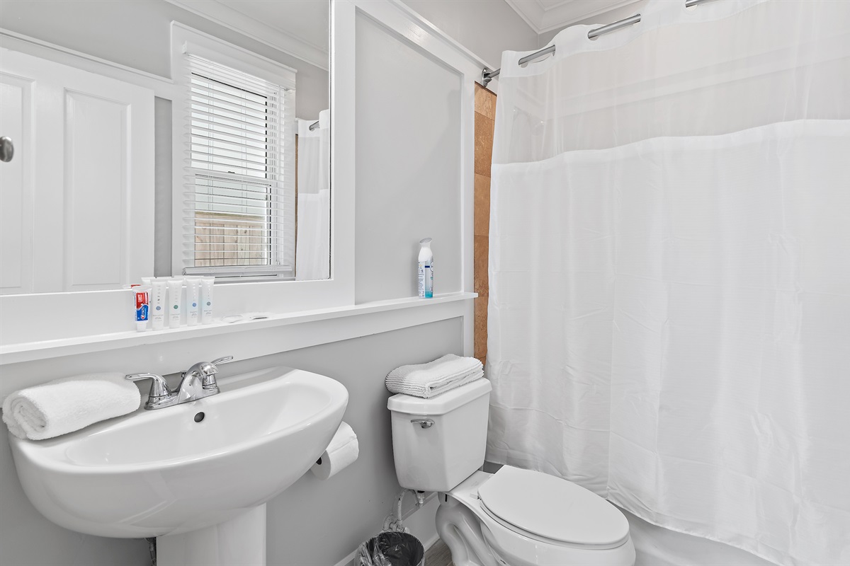 Frangista Sunset's 1st Floor - Bedroom 4: ensuite bathroom with shower/tub combo