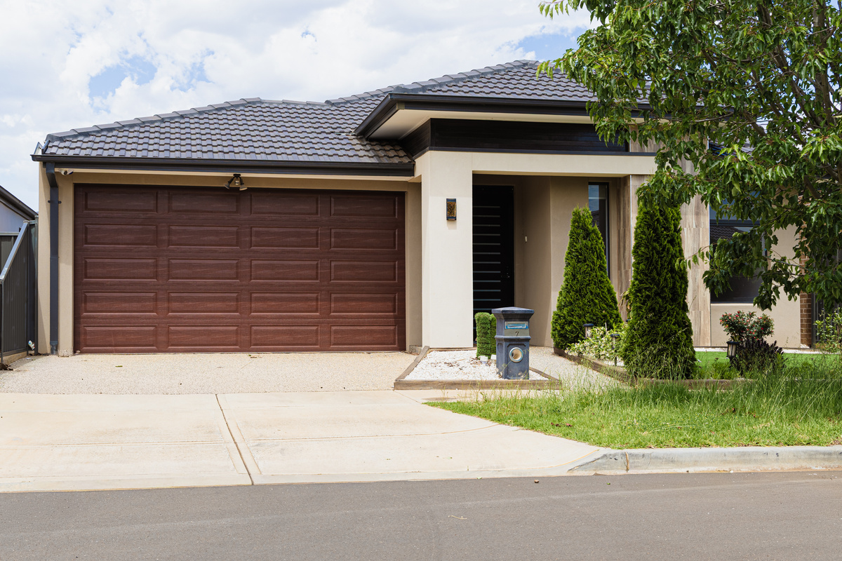Willows Stays Holiday welcomes guests with a neat street frontage, private driveway and easy access into the home from the covered entry.