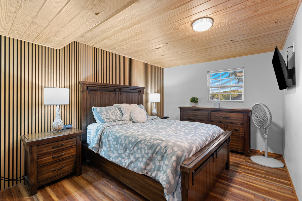 Deluxe Queen Bedroom