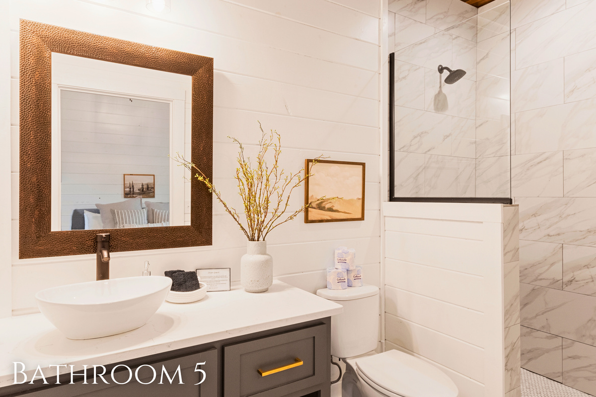 Pamper yourself in our chic, rustic bathroom with a touch of elegance. The perfect spot to refresh after a day of exploring!