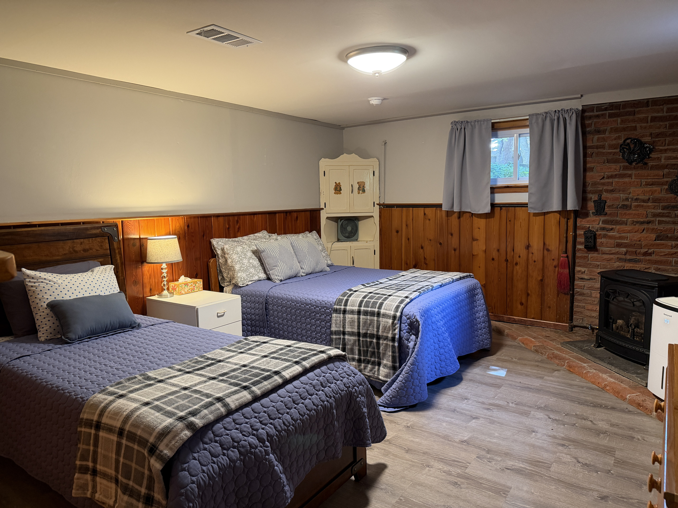 Lower level bedroom w/ double and twin