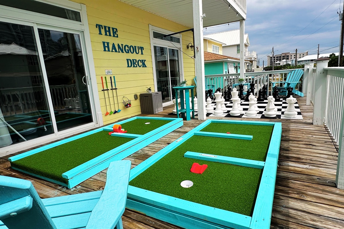 Outdoor entertainment made easy – mini golf and giant chess, all in one place.