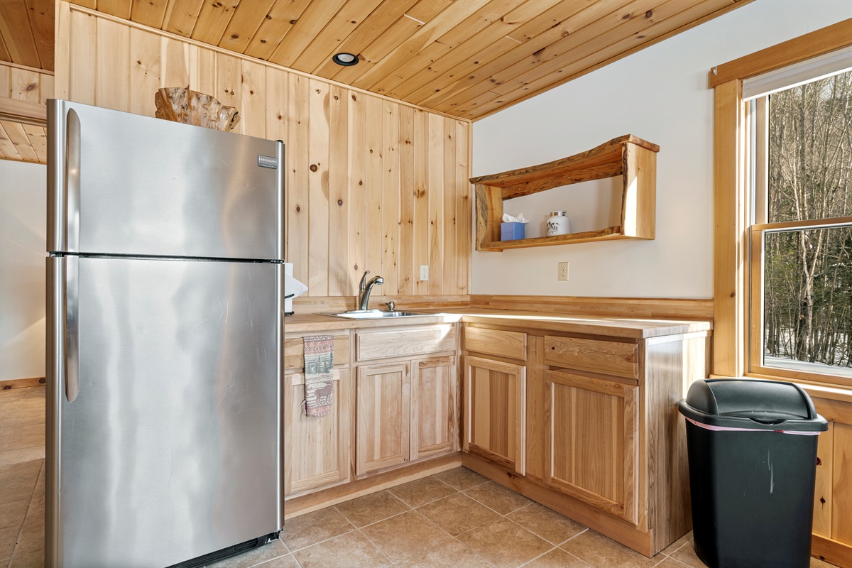 Our ground floor features a charming small kitchen area with a sink and refrigerator, perfect for your convenience.