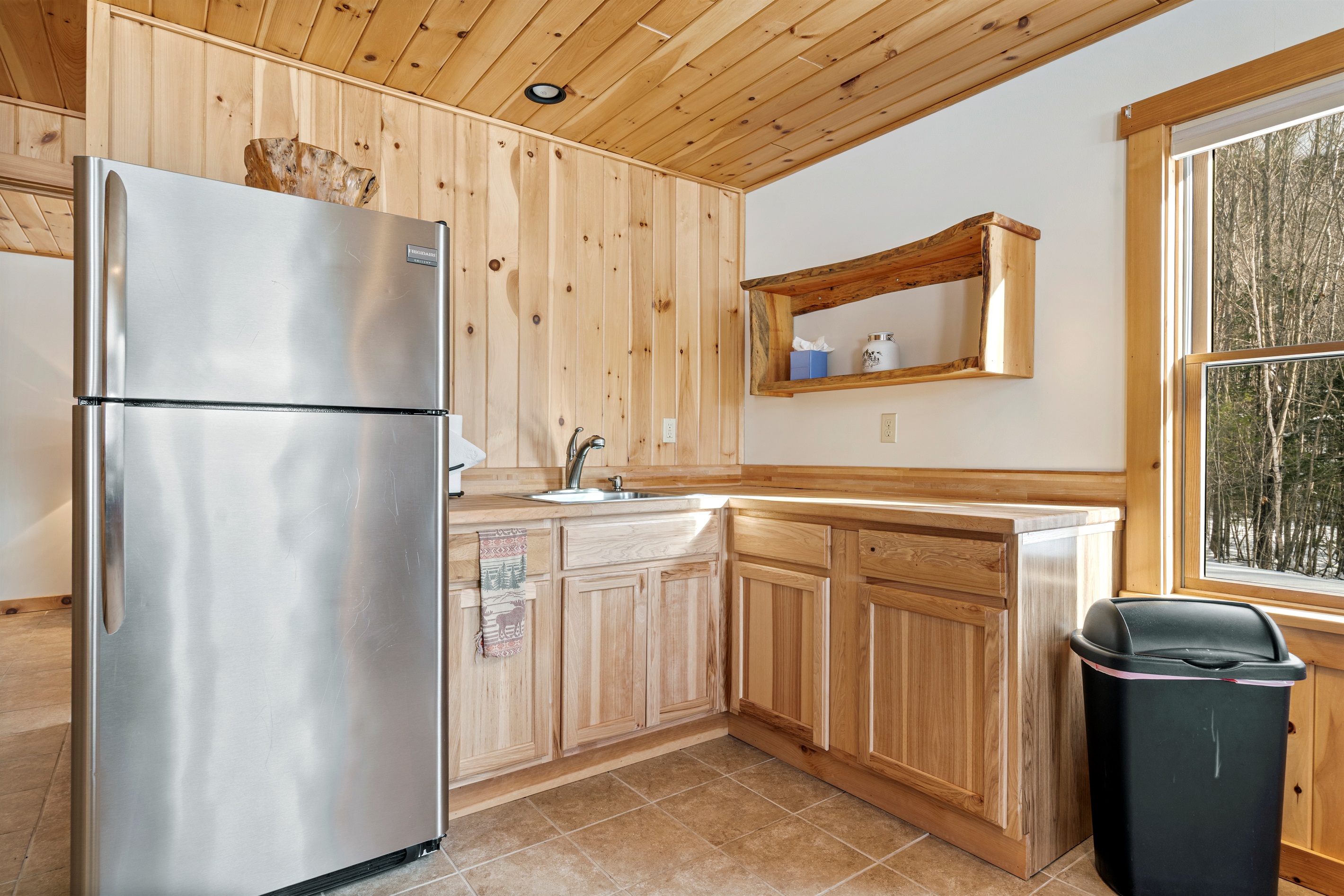 Our ground floor features a charming small kitchen area with a sink and refrigerator, perfect for your convenience.
