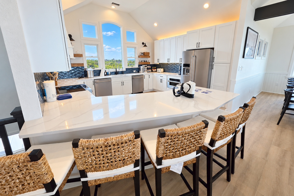 Kitchen peninsula with seating for 5