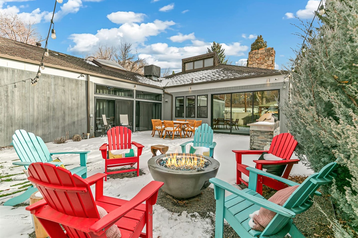 The outdoor area offers al fresco dining for six, a fire table, BBQ, a relaxing porch, and a fenced backyard with turf grass, ideal for children. Additionally, it provides a hot tub for a relaxing evening under ambient lighting.