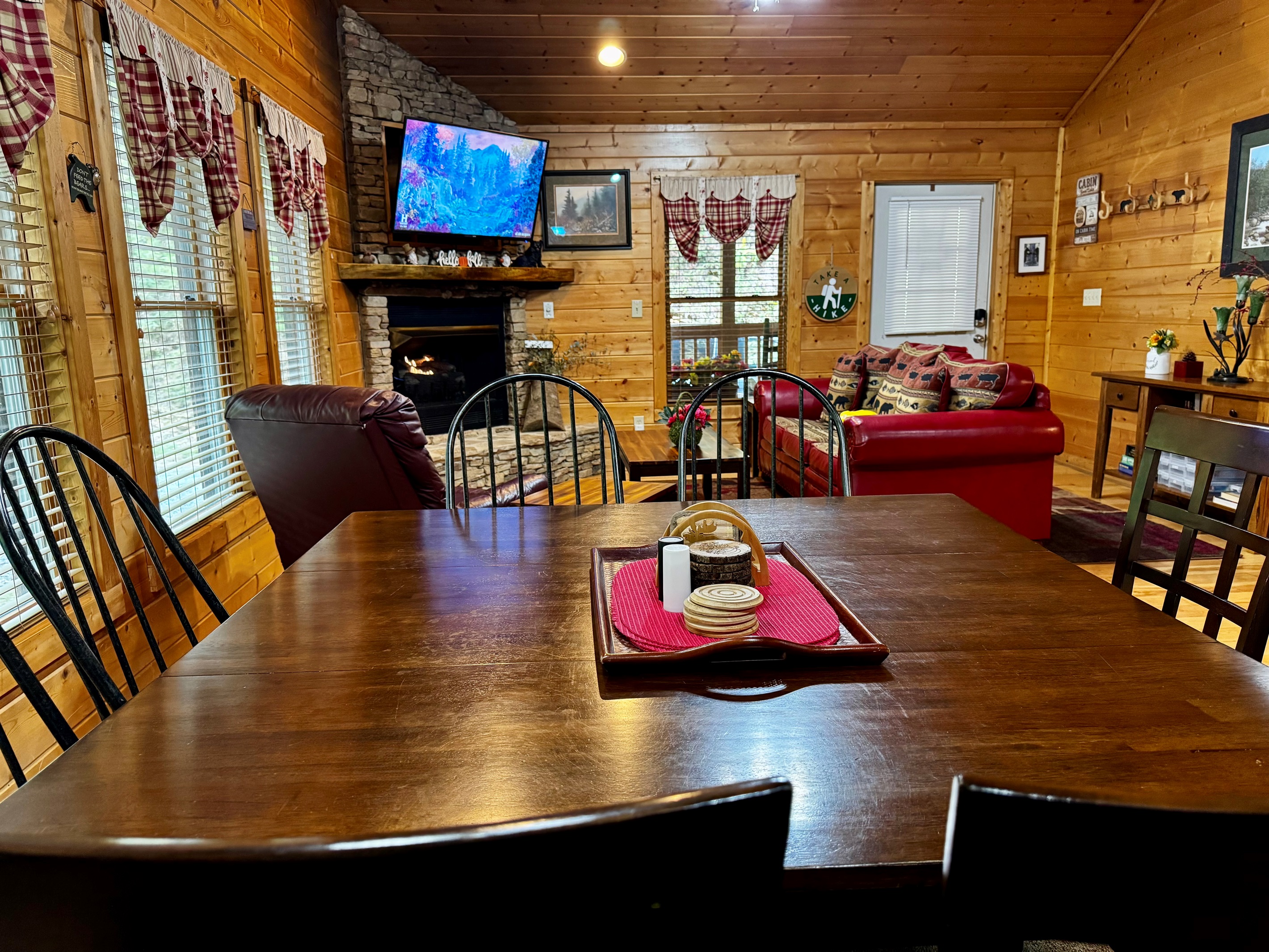 A table for 6 and a cozy living area is perfect for that nature getaway.