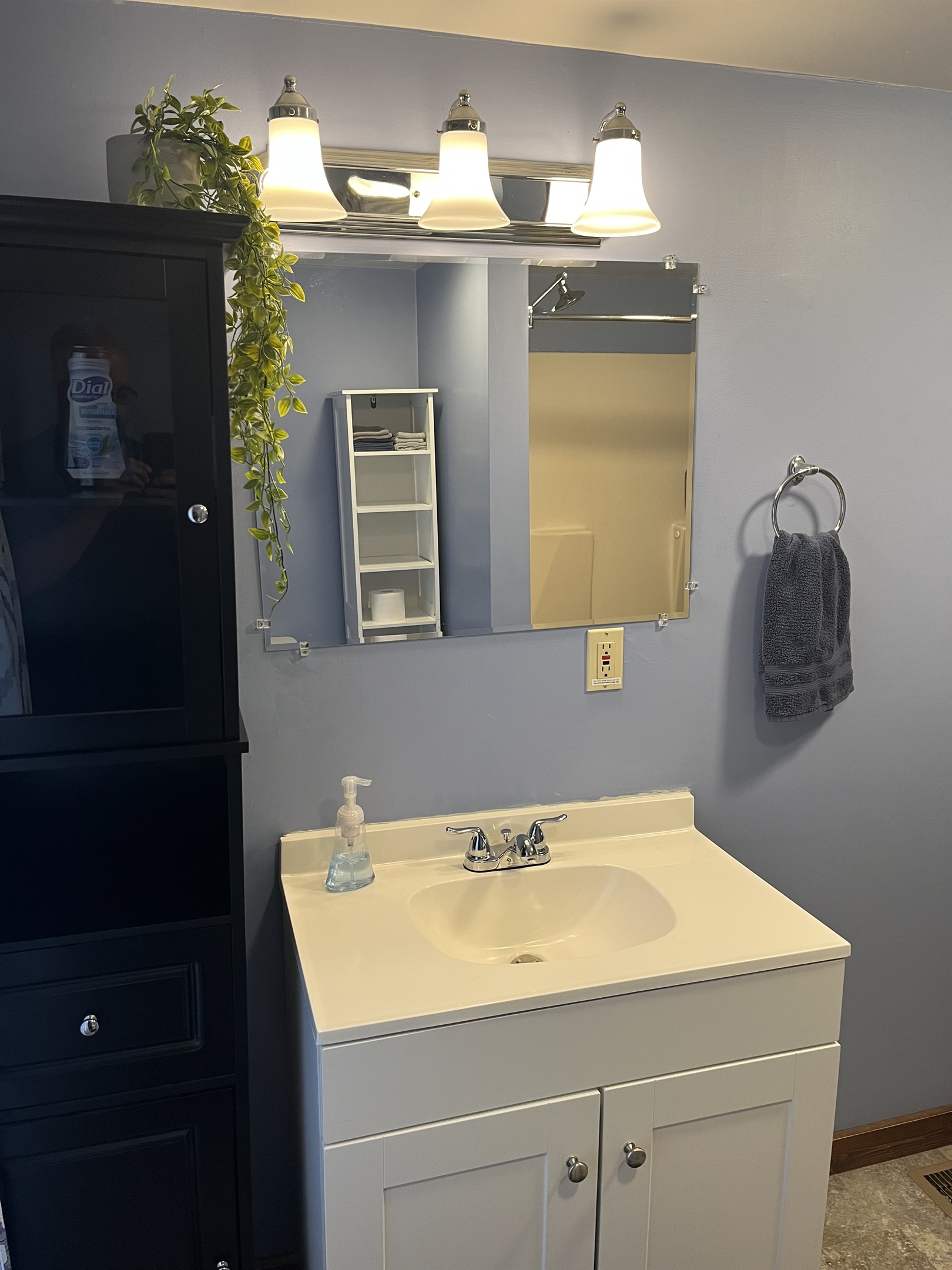 1st floor bath with tub/shower