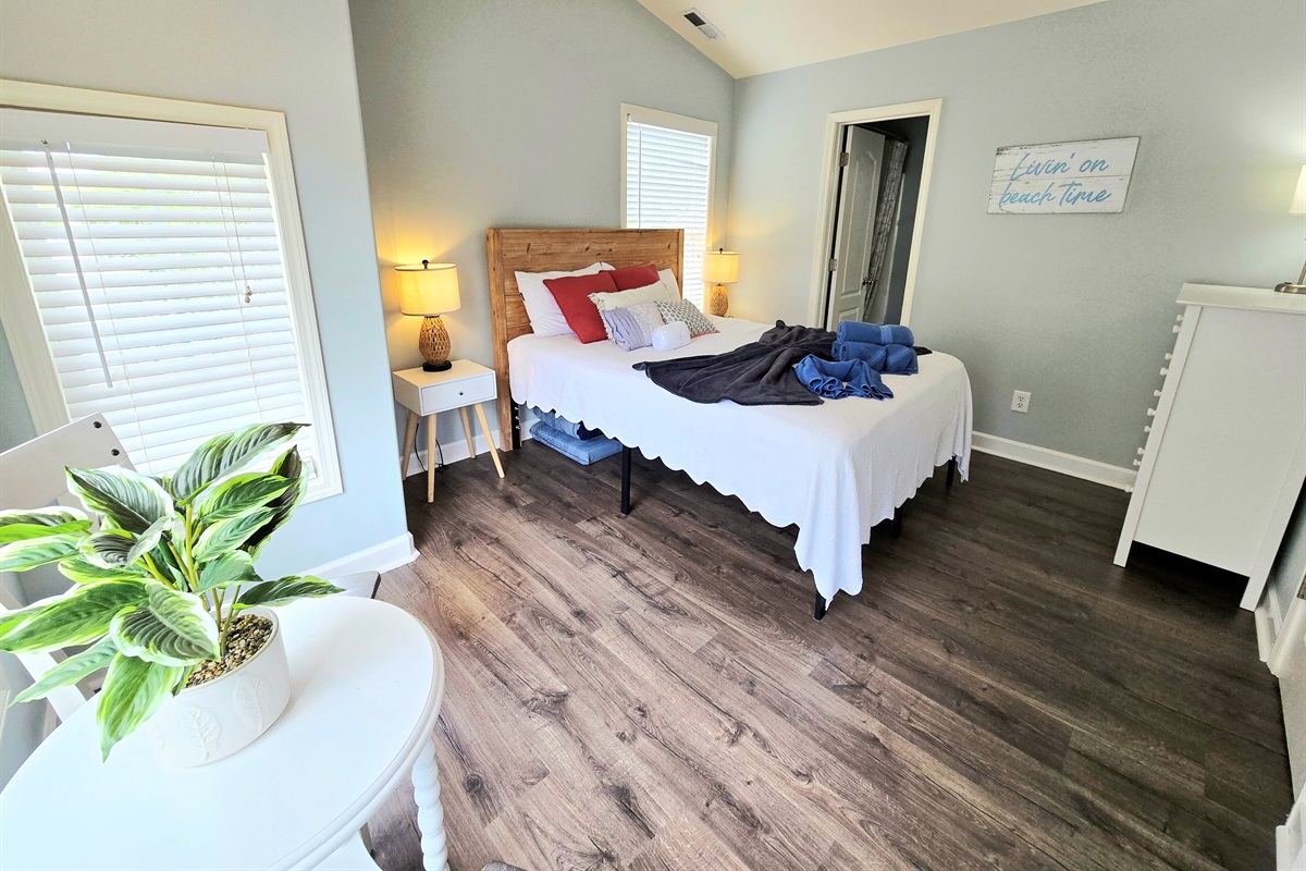 Bedroom 3 - Queen w/ Jack and Jill Connected Full Bathroom