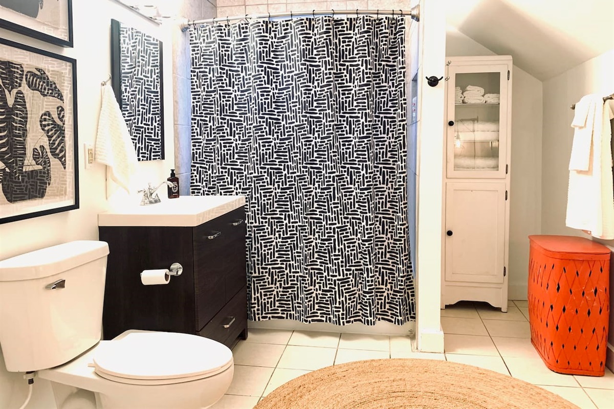 A spacious, light-filled bathroom with a tub/shower combination and an easy, comfortable layout designed for daily routines and longer stays.
