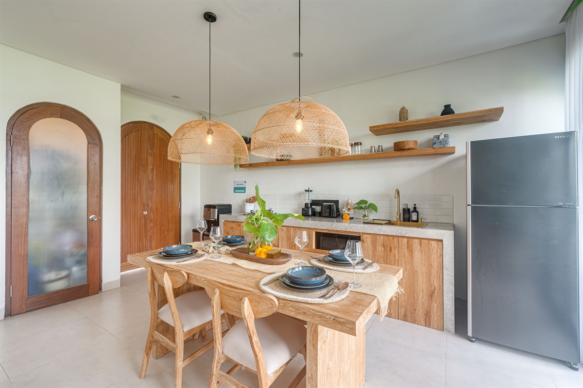 Dining area & kitchen