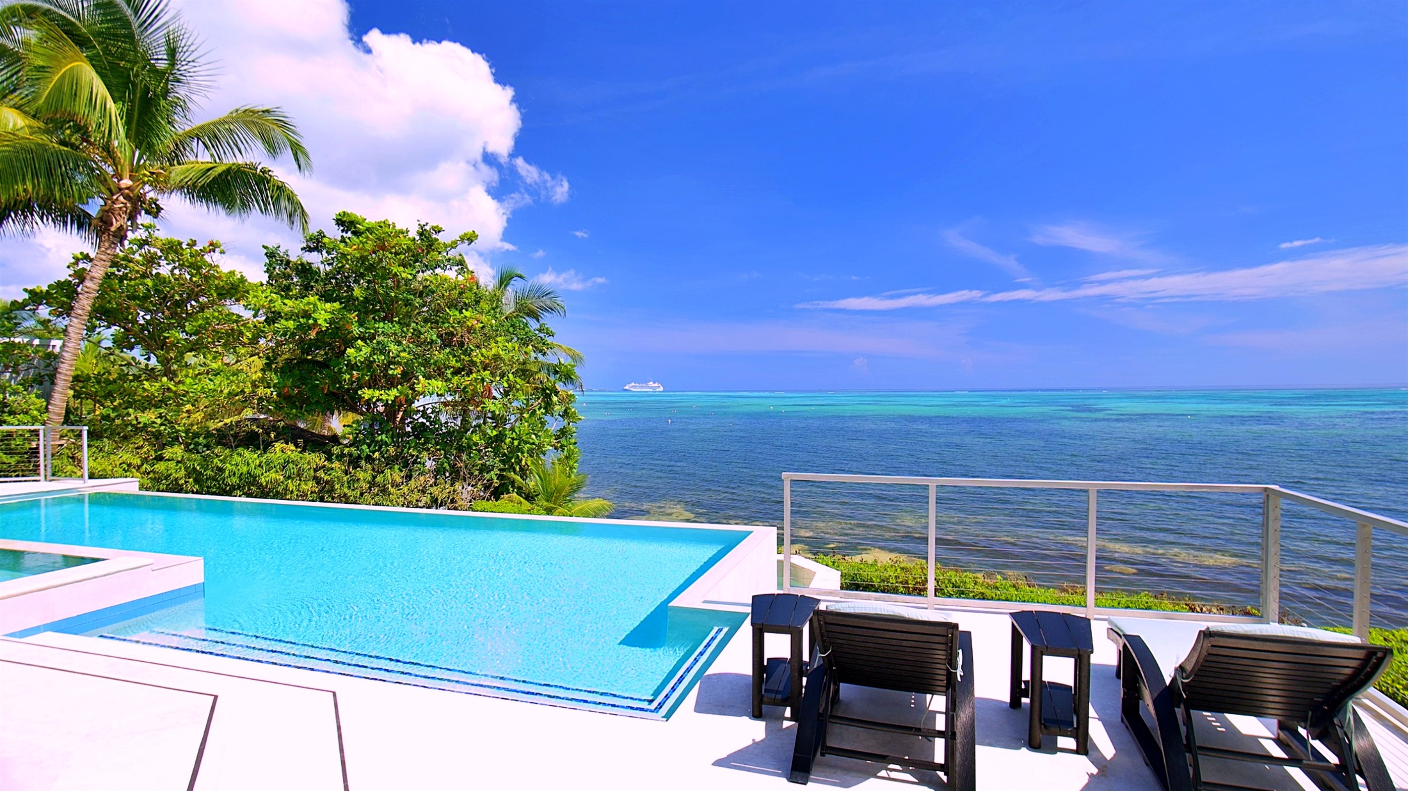 Panoramic Pool — Sunlit Serenity Over the Ocean