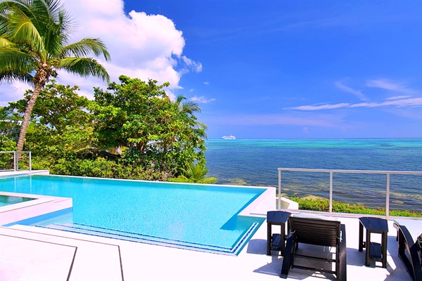 Panoramic Pool — Sunlit Serenity Over the Ocean