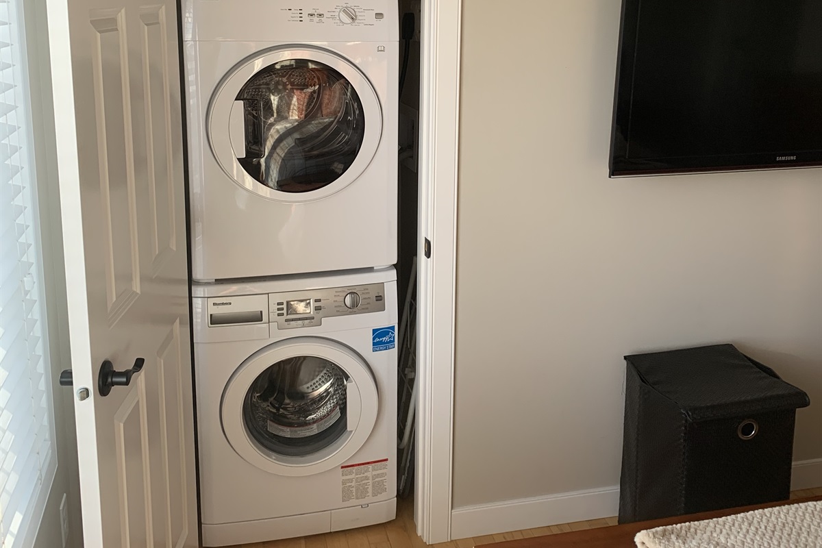 LOFT SUITE LAUNDRY. (APPARTMENT SIZE, DO NOT OVERLOAD OR TRY TO WASH COMFORTERS). CONTACT HOST IF YOU NEED TO WASH LARGE ITEM.