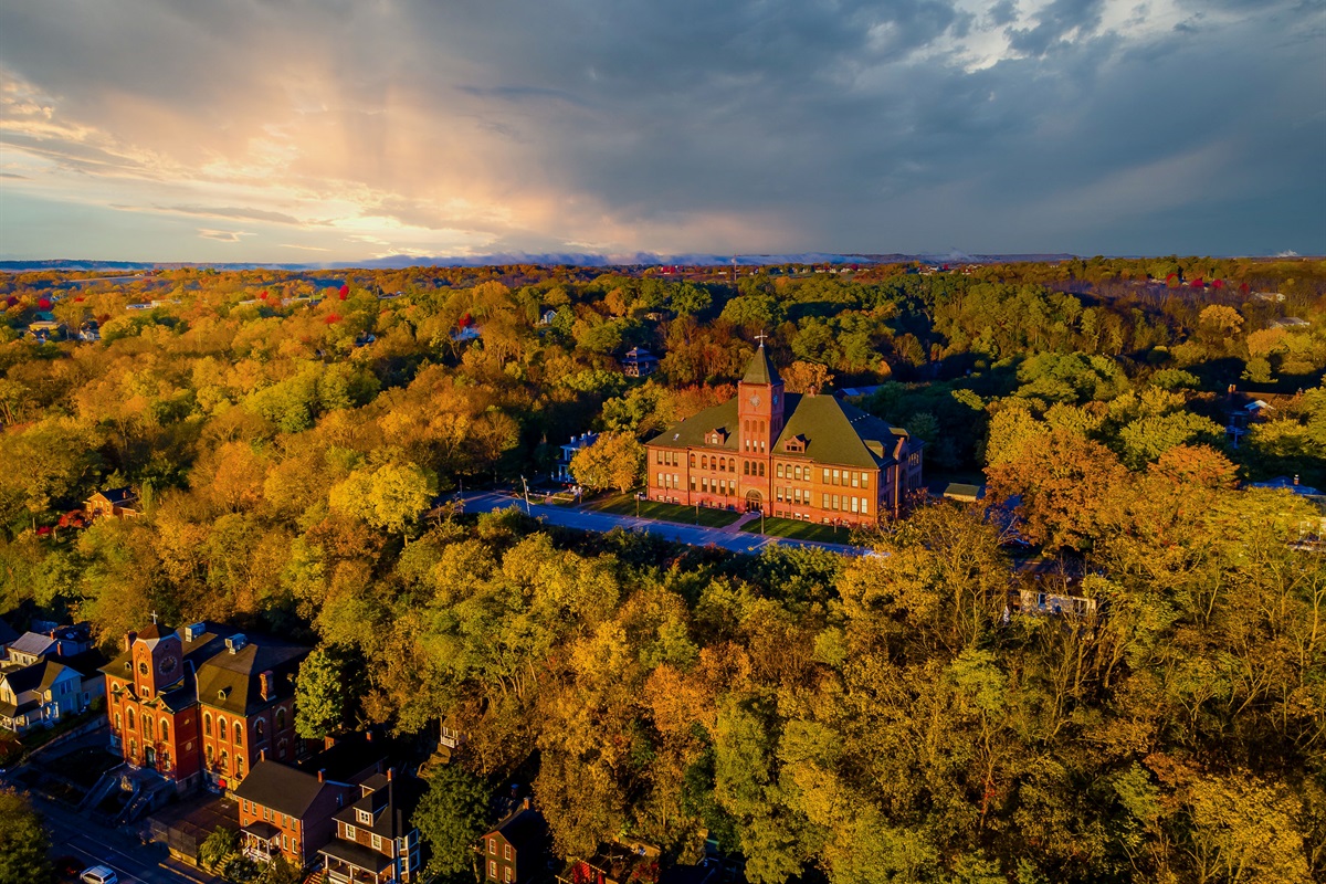 See fall colors- 10 Min drive to downtown Galena!