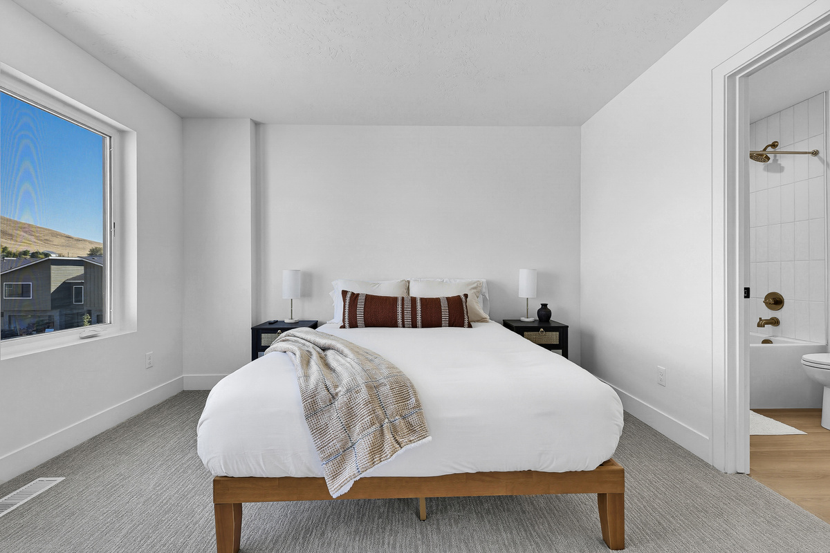 3rd floor bedroom with queen size bed