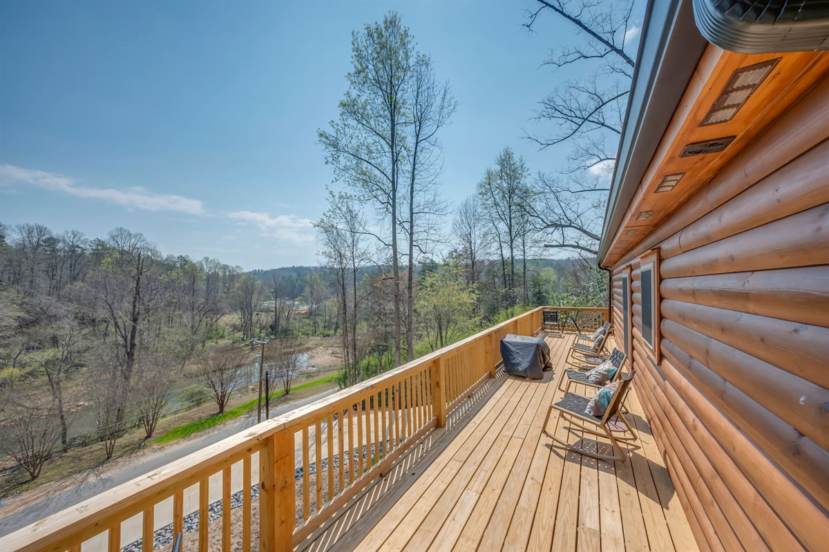 This cabin offers a spacious deck overlooking the broad river, walking distance to it! 