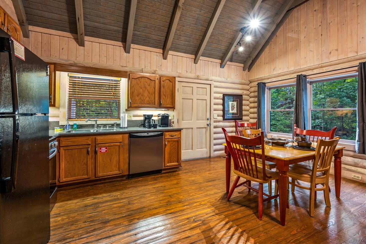 Your well-equipped kitchen & dining await.