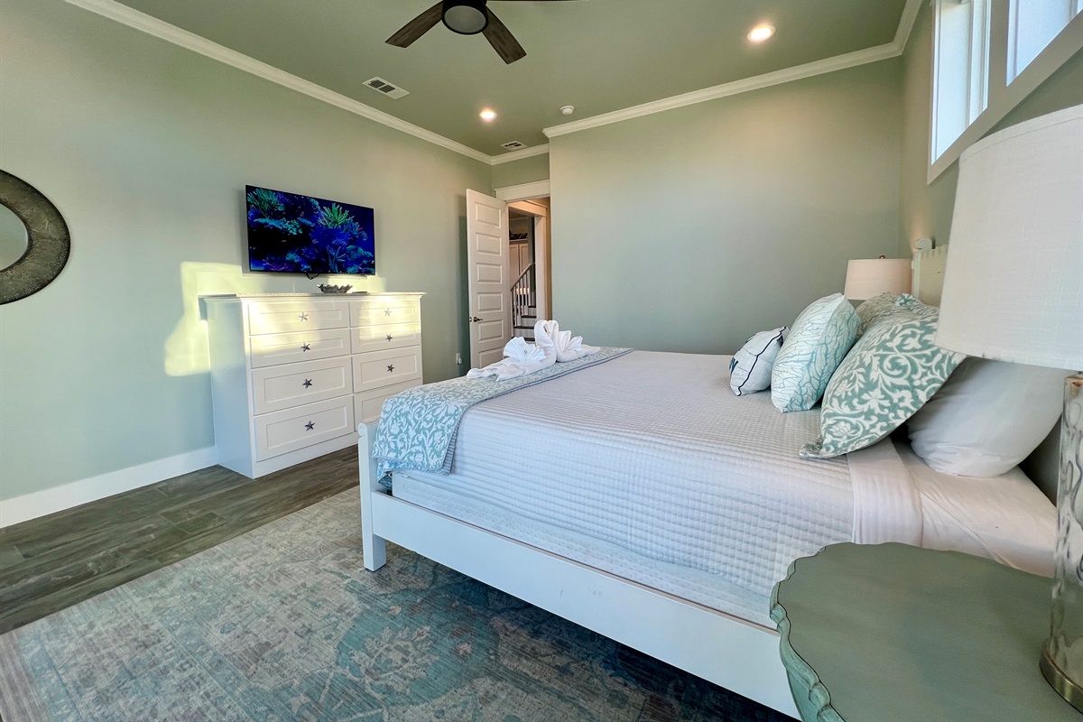 Crystal Paradise Primary Bedroom: retreat with king bed and sweeping ocean views.