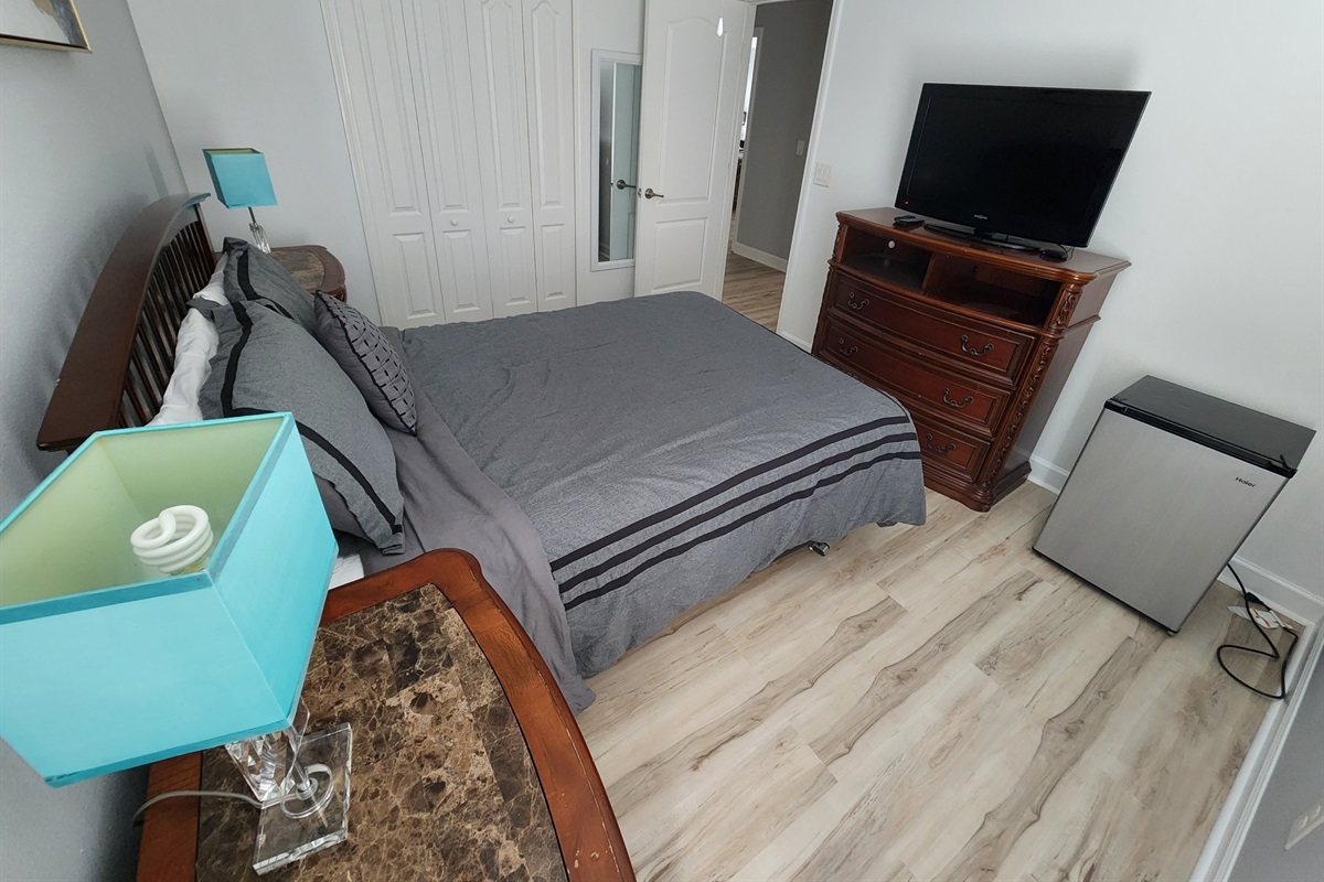 QUEEN Bedroom, TV