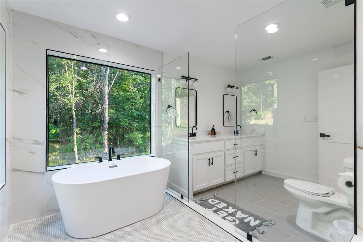 Luxurious Bathroom Oasis: Unwind in a modern tub while surrounded by nature's serenity!