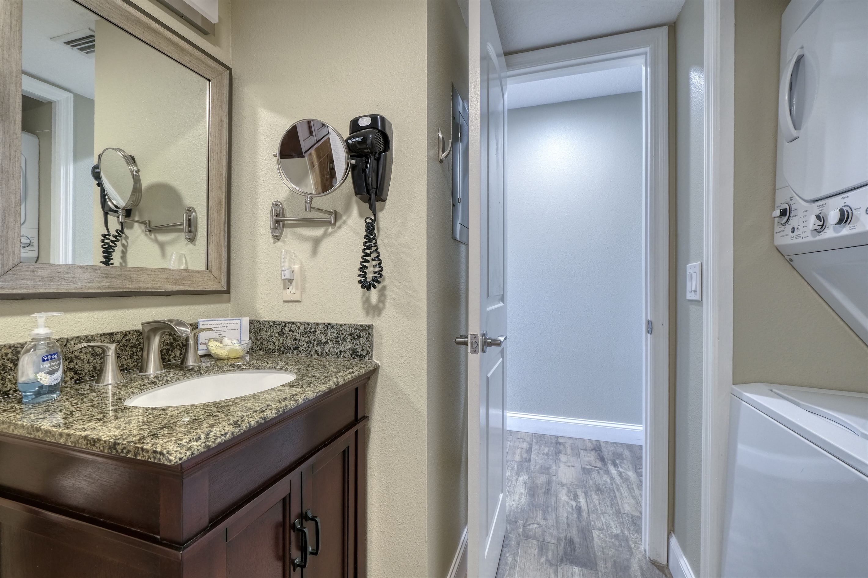 Full bath with all the necessities