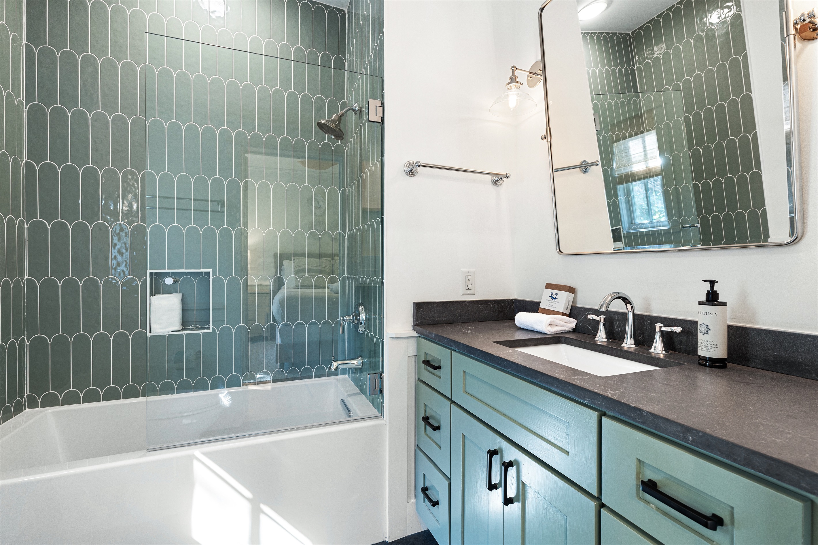 Queen Room Bath