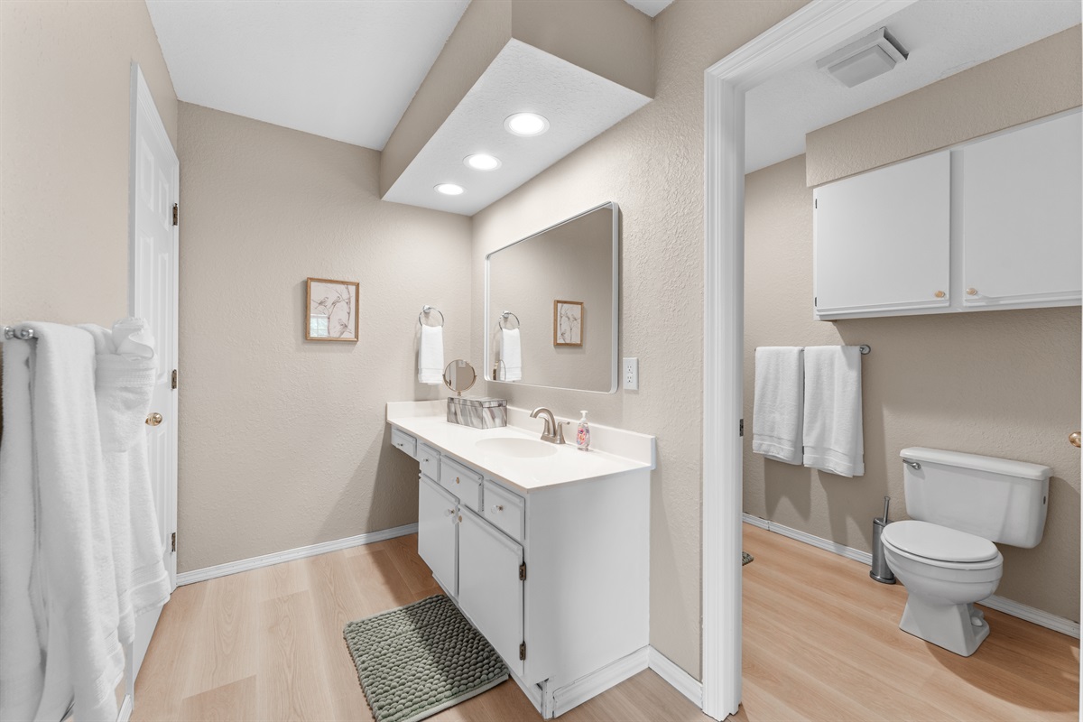 🛁 The ensuite bath features an oversized jetted tub and a shower combo—perfect for a long soak or a quick rinse.