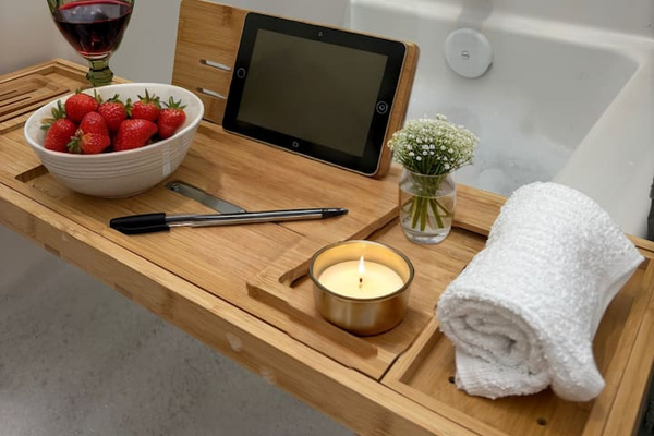 Bathtub with tray for the ultimate relaxation 