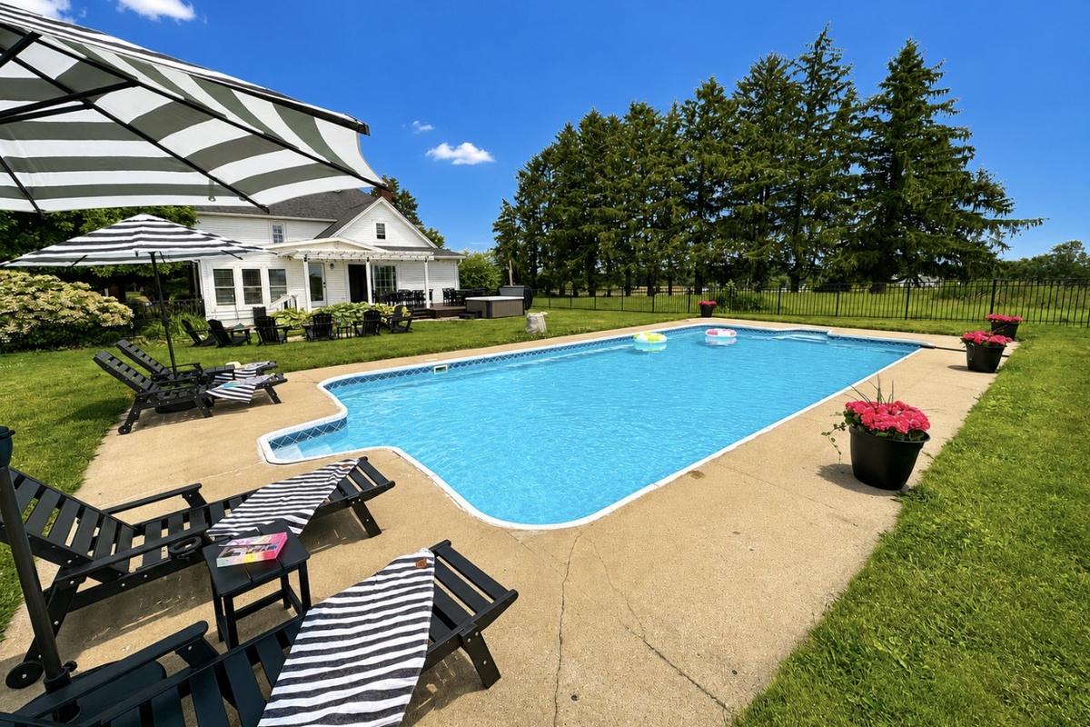 4 foot deep pool ( open seasonally)