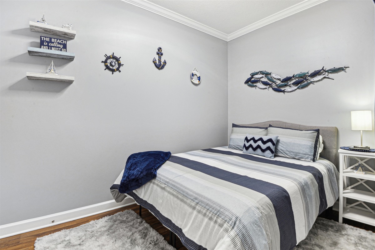 Bedroom 3 (small). Queen bed. Tv.