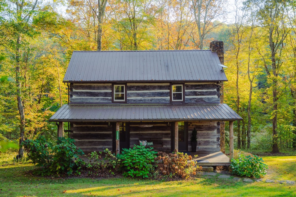 Timber Twine’s charming exterior, surrounded by nature and tucked away for privacy.