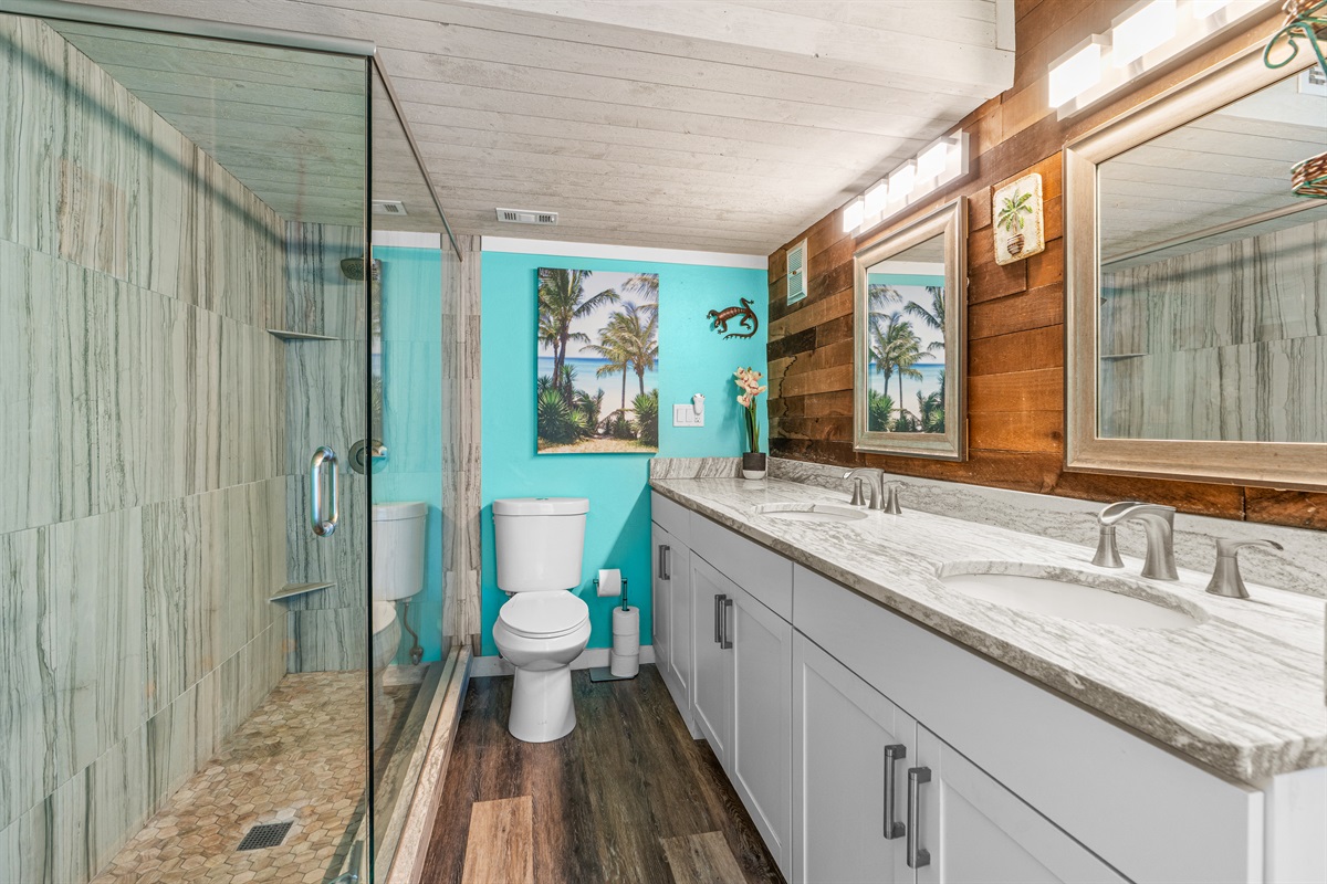 Stunning Bathroom with granite and double vanity!