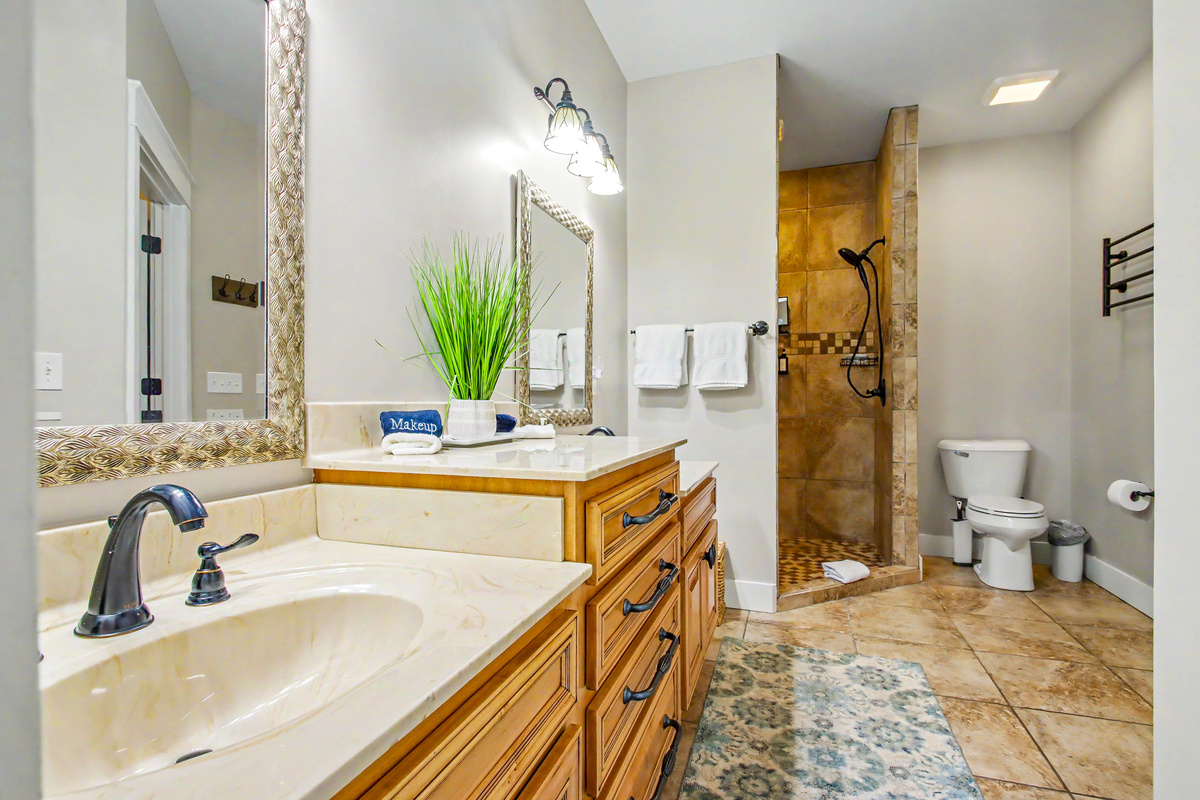 King Bedroom 1 ensuite bath
