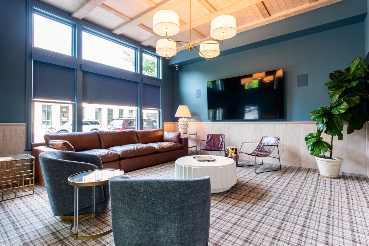 Between swings at our paid-access golf simulator, groups can comfortably spread out on the wide sofas in the dedicated lounge.