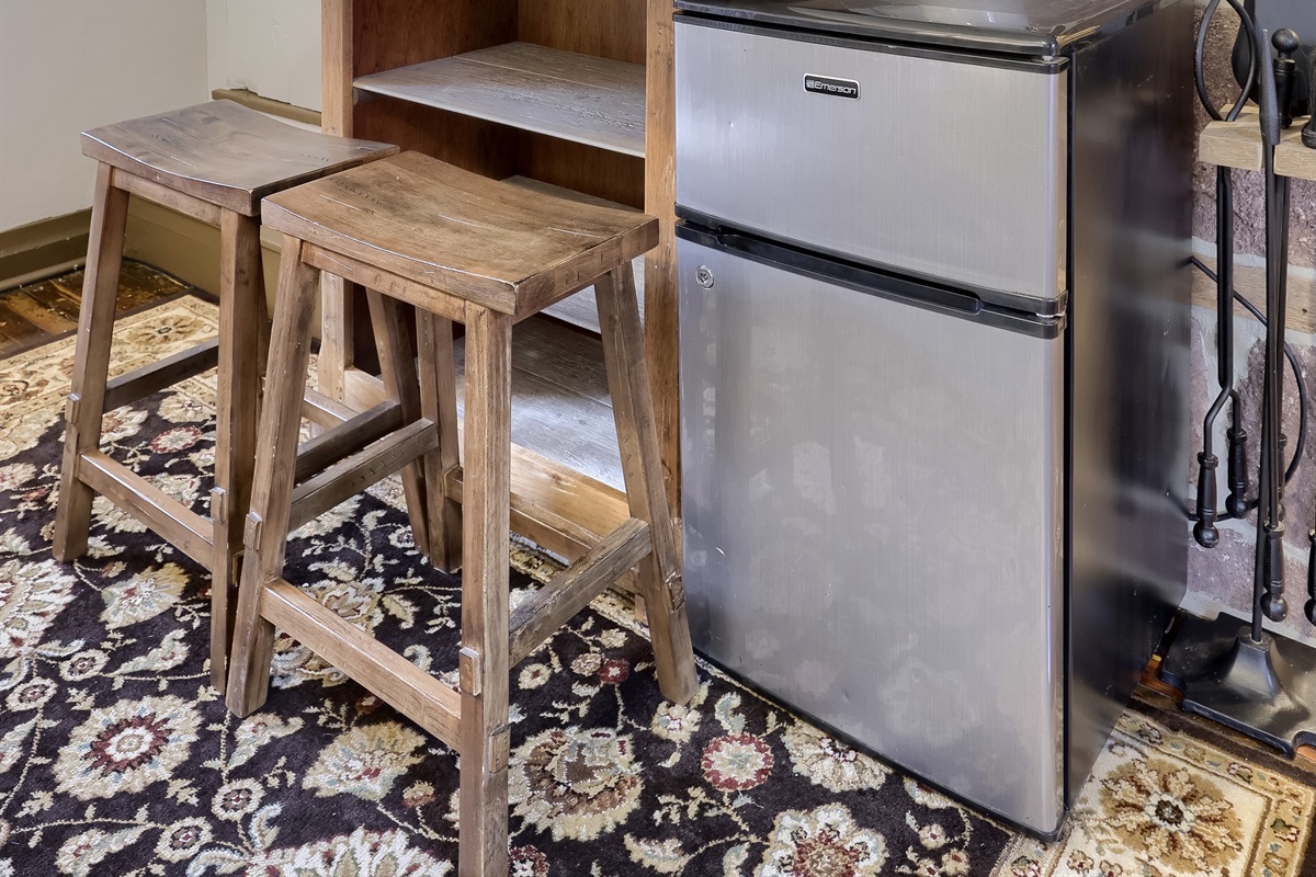 Summer Kitchen Amenities: Mini Fridge, Coffee, Microwave. Quietness. ;)